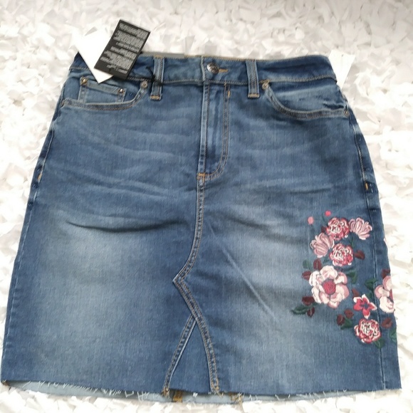 Seven7 Dresses & Skirts - Seven 7 embroidered fashion skirt